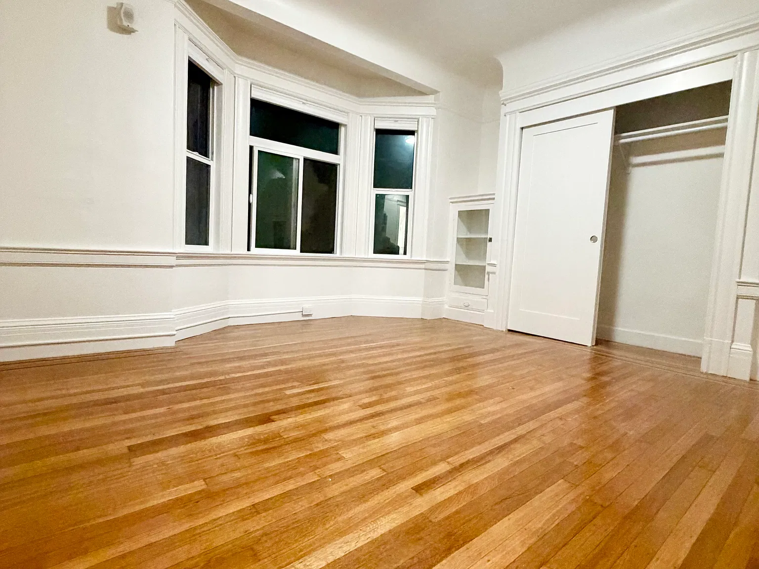 2 bed, 750 sqft, $6,295 — Photo 3