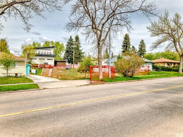 523 Northmount Dr NW, Calgary, AB T2K 3J1