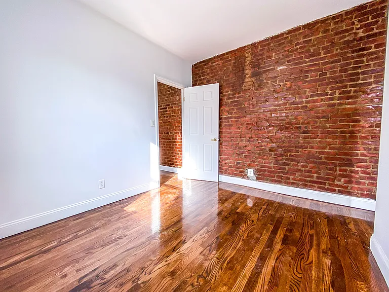 3111 Crescent St #B4 — Photo 3