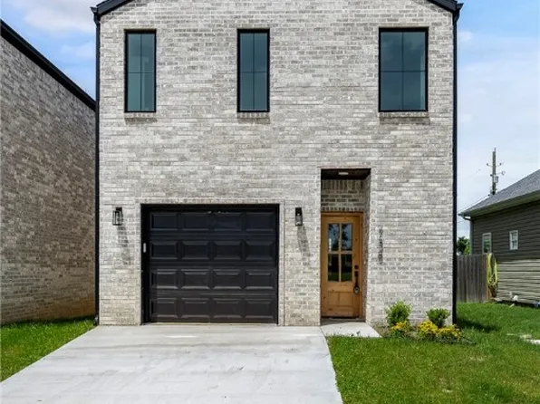 738 N 5th St, Rogers, AR 72756