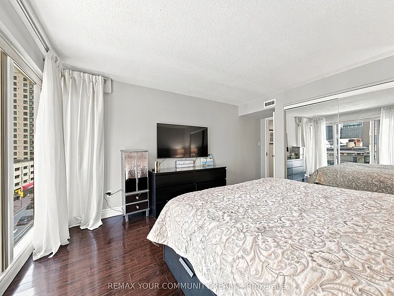 251 Queens Quay W #705 — Photo 33