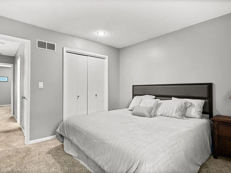 910 E Summit St — Photo 31