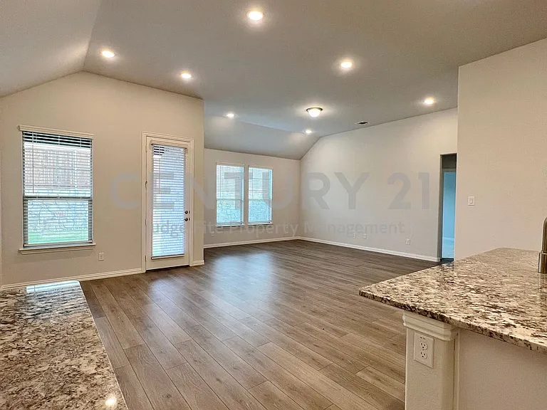 1310 Sundance Ln — Photo 2