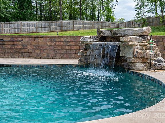 3rd image of 725 Heddington Ct