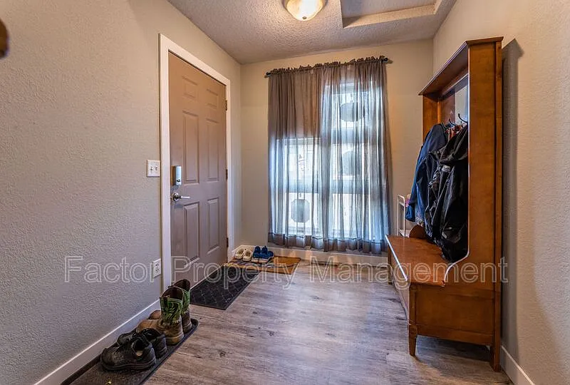 5 bed, 2.0 bath, 1536 sqft, $3,050 — Photo 2