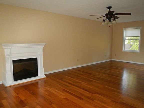 3rd image of 2929 Fitzsimmons Ln