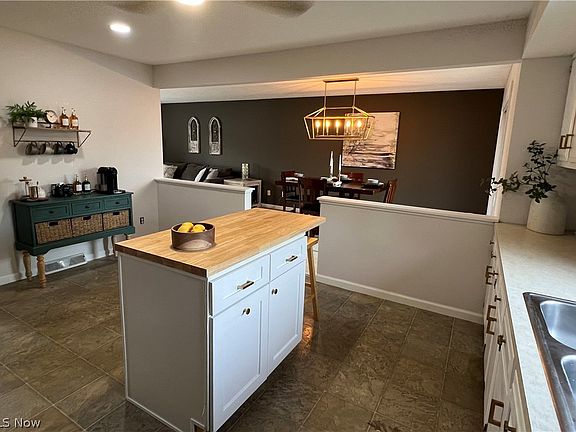 3rd image of 613 Carolyn Dr