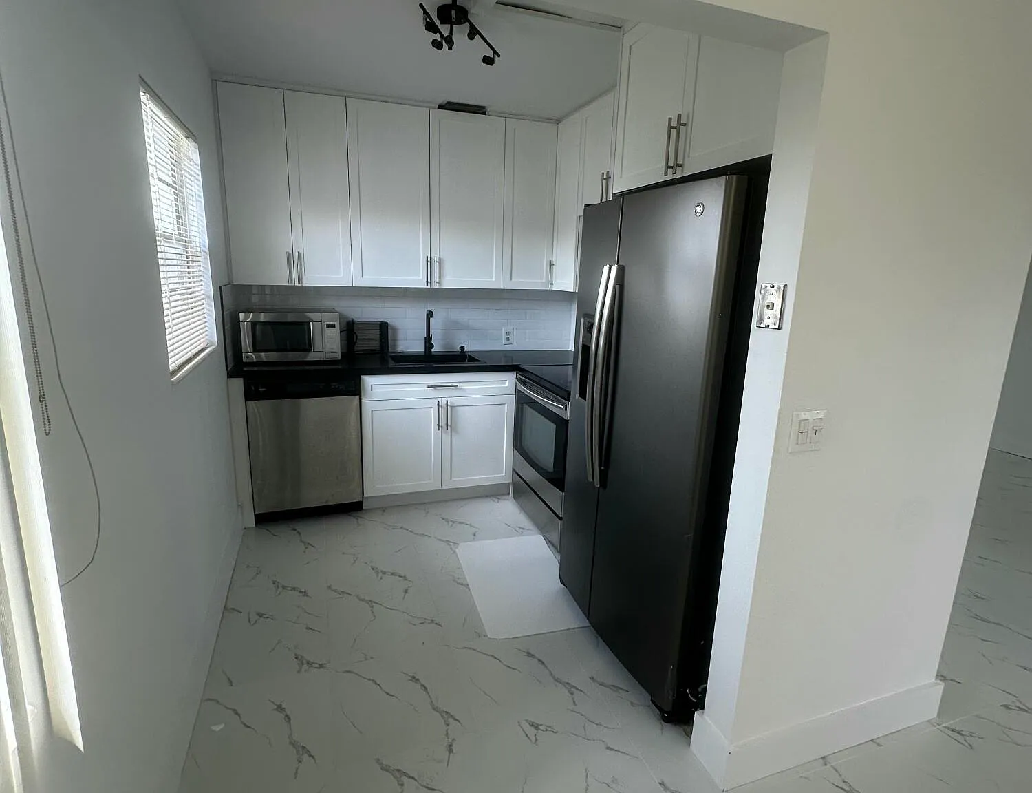 2 bed, 1.5 bath, 840 sqft, $1,800 — Photo 2