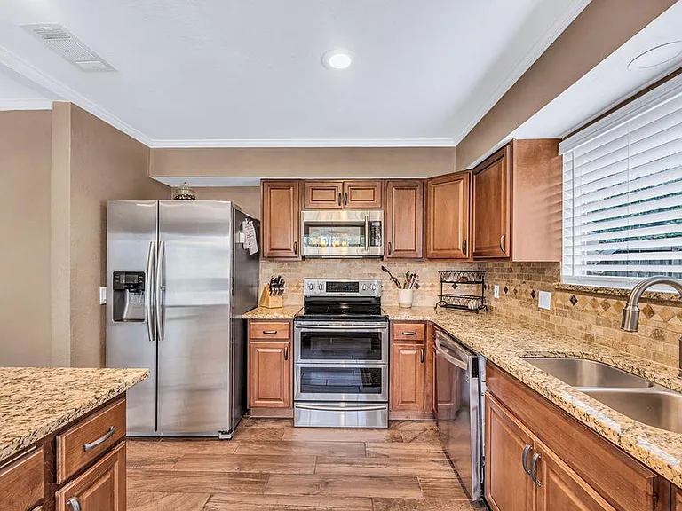 204 Monaco Dr — Photo 10