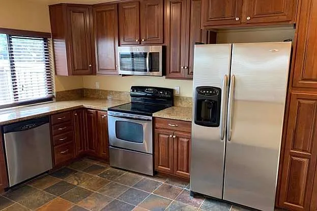 3 bed, 2.5 bath, 1698 sqft, $5,100 — Photo 3