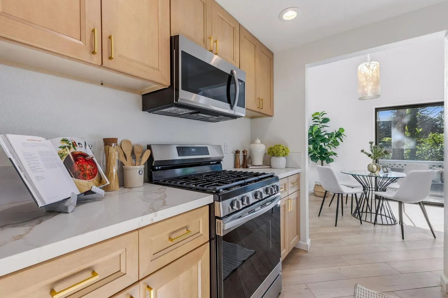 3 bed, 1398 sqft, $4,250 — Photo 3