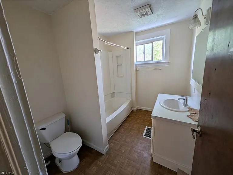 545 W 36th St — Photo 10