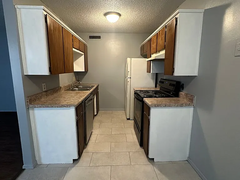 1700 Carthage St — Photo 5