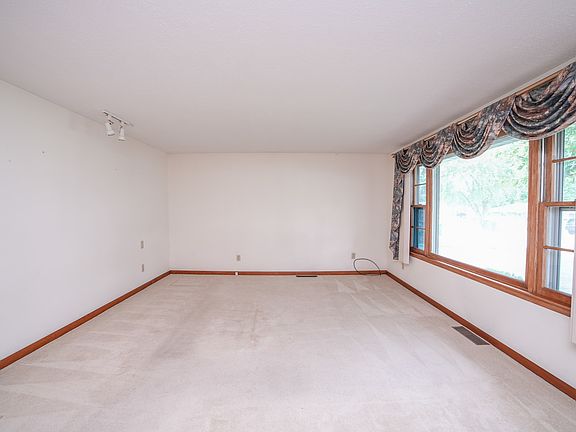5th image of 29 Dennison Dr