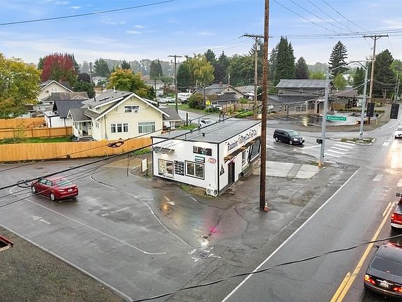 2nd image of 11016 Valley Ave E