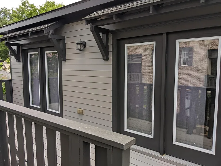 Apartment Private Deck and Entrance