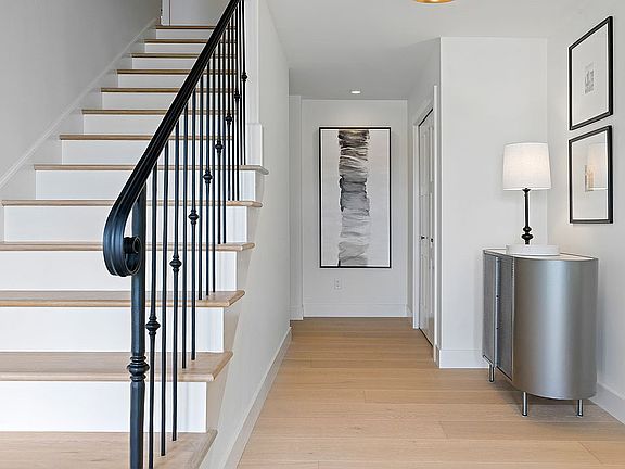 Foyer/wide plank oak floor 