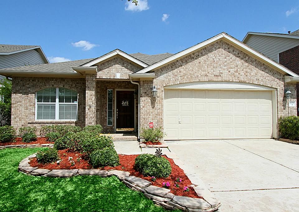 Welcome home to 16006 Langbrook Court!