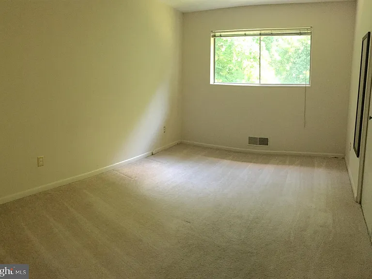 10512 Weymouth St — Photo 5