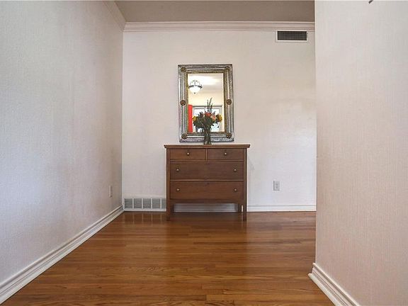 3rd image of 1600 Southwood Blvd