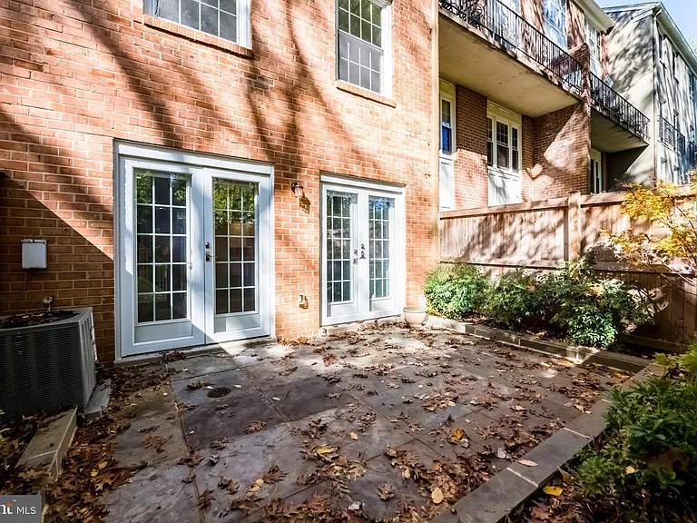 3221 Sutton Pl NW #C — Photo 28