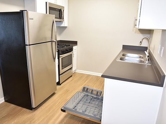 5th image of 4745 Wilson Ave