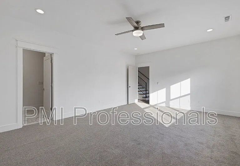 909 E State St — Photo 22