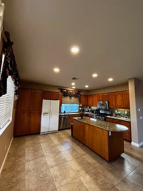 5 bed, 2496 sqft, $4,195 — Photo 3