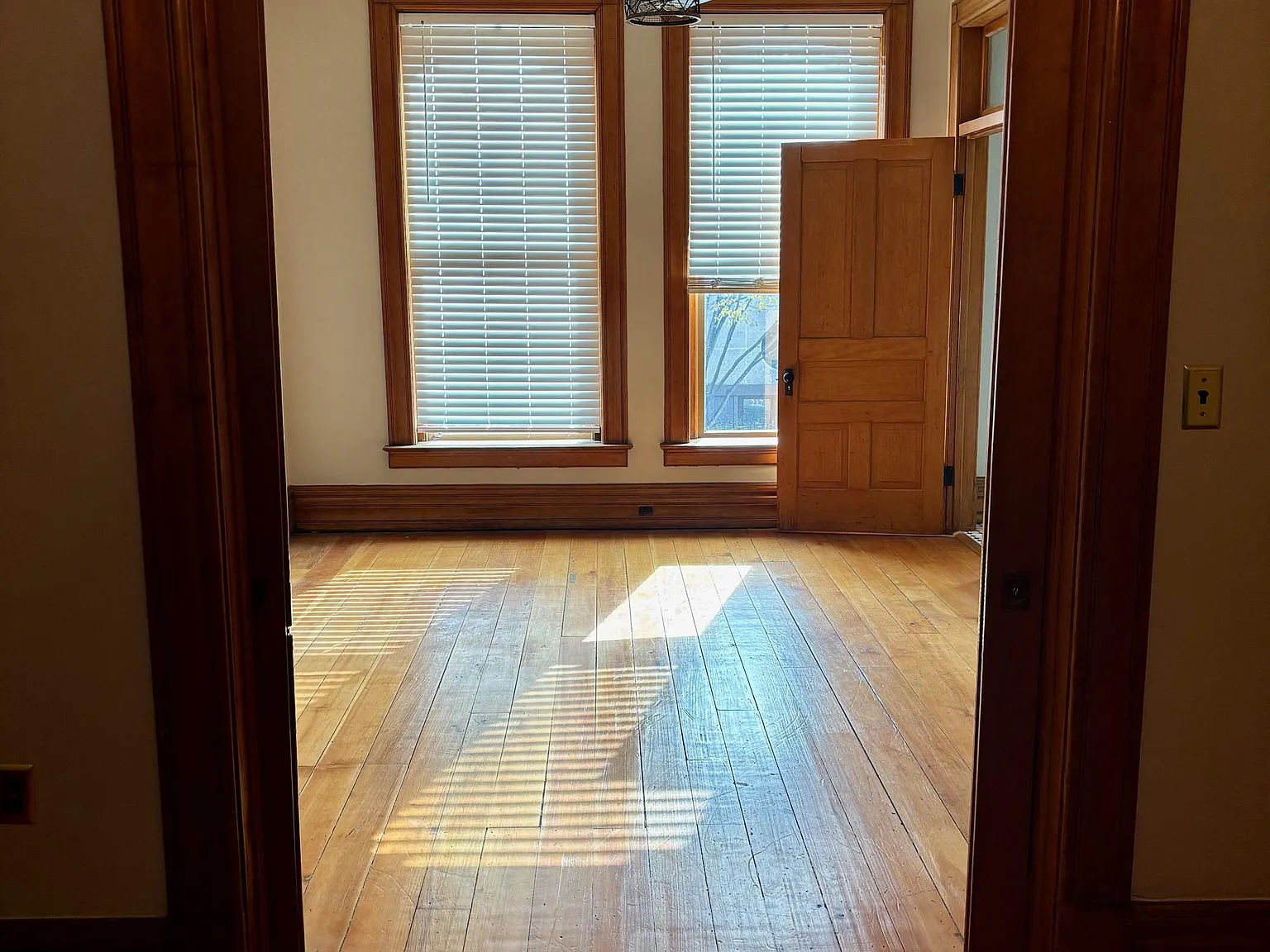 226 1/2 West Madison St - B — Photo 4