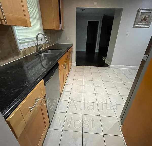 1715 Highland Pl — Photo 2