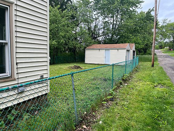 3rd image of 1127 15th St NE