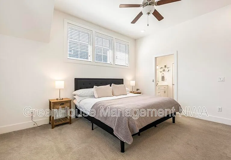 636 SW B St — Photo 30