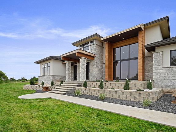 2nd image of 583 Comanche Ridge