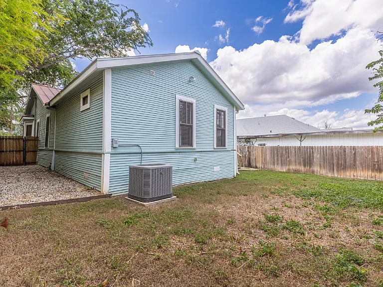 1121 E Crockett St — Photo 31