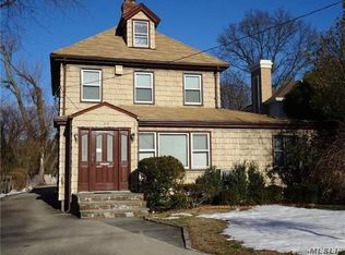 129 Maple St, Great Neck, NY 11023