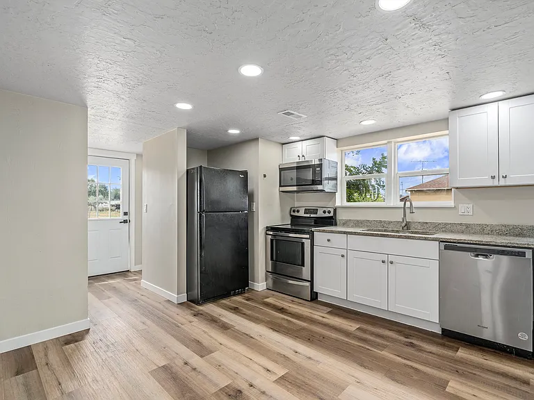697 N 200 W — Photo 10