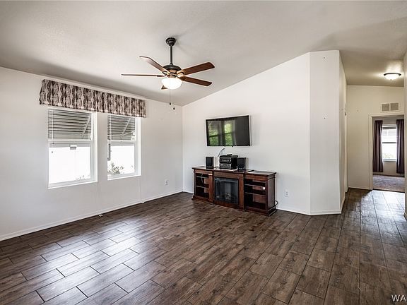 3rd image of 1133 E Aralia Drive