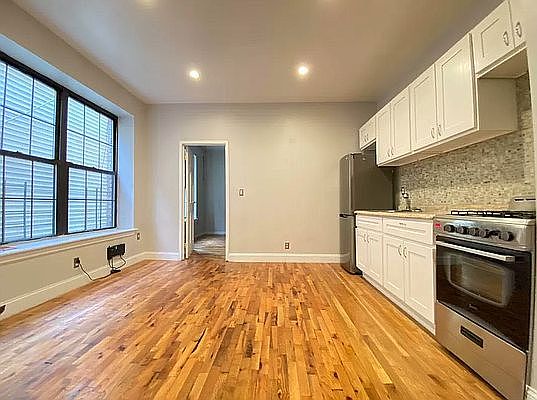 3rd image of 1302 De Kalb Ave #33