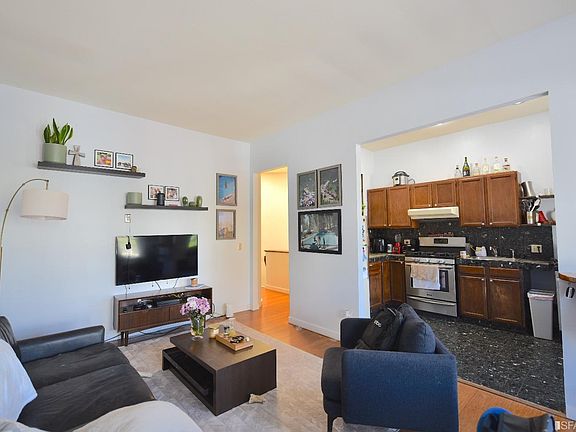 4th image of 2205 Pine St