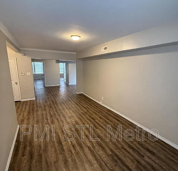 5572 Clemens Ave #1W — Photo 2
