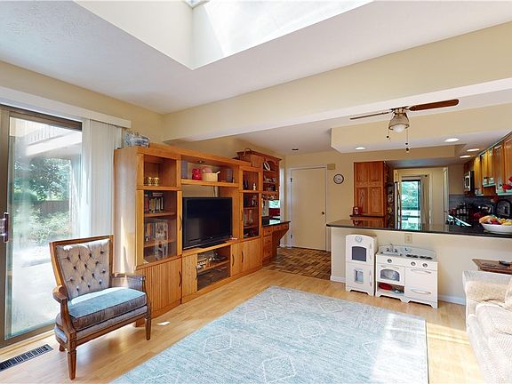 5th image of 1871 Pine Dr