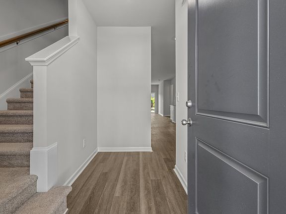 5th image of 301 Sandridgebury Dr