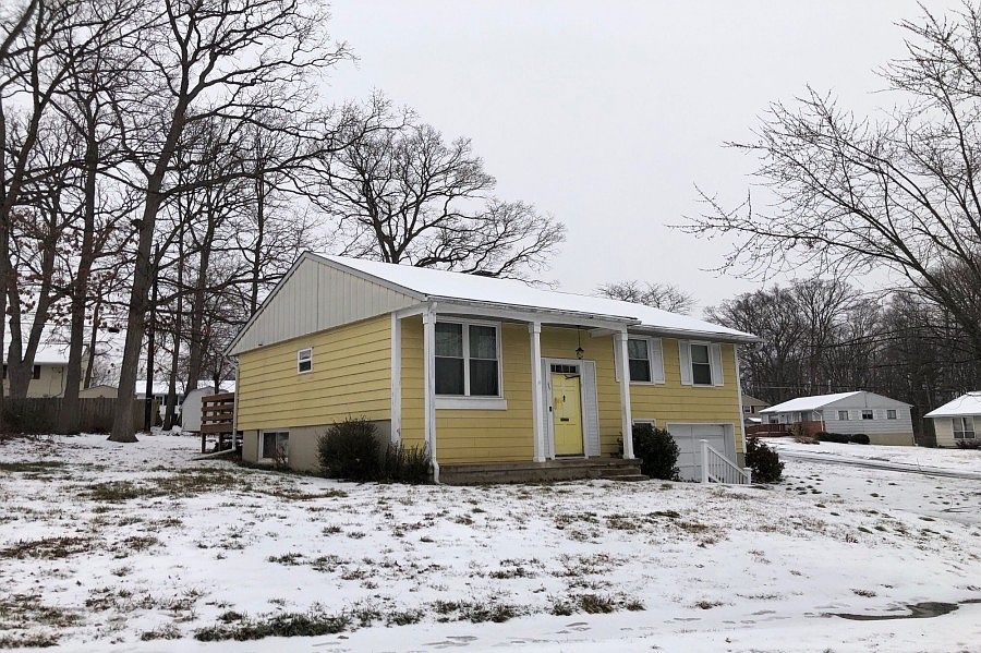 2nd image of 609 Hornbeam Rd