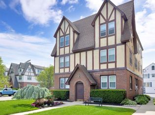 42 The Cres APT 18, Babylon, NY 11702