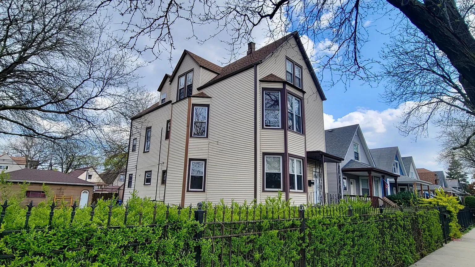 2155 N Kilbourn Ave — Photo 1