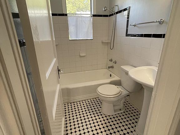 4th image of 1353 Colonial Dr