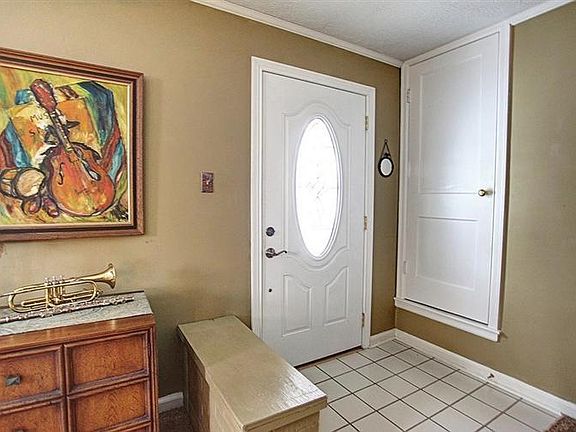 3rd image of 309 E Dorothy Ln