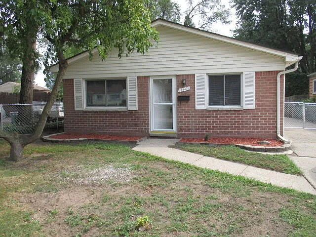 31469 Fairchild St — Photo 1