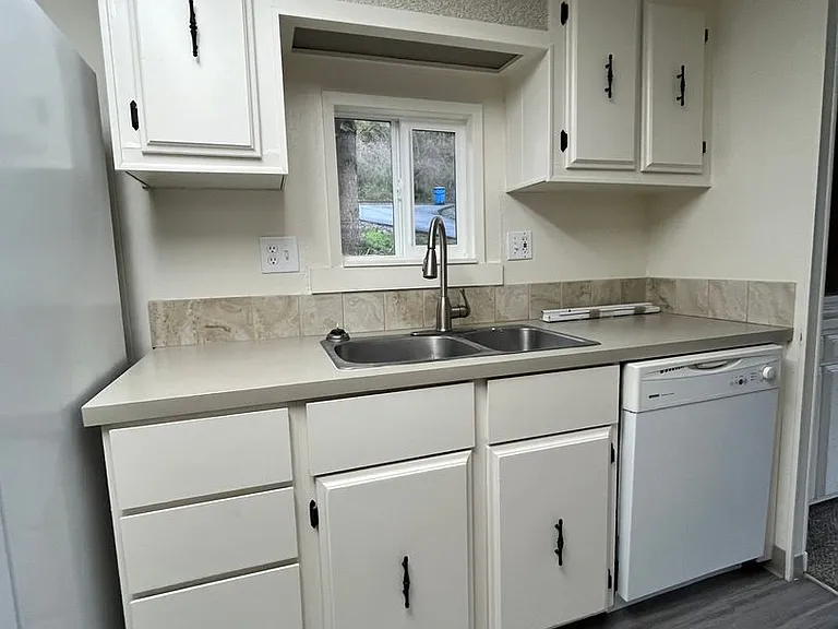 4550 SW 5th Ave — Photo 4