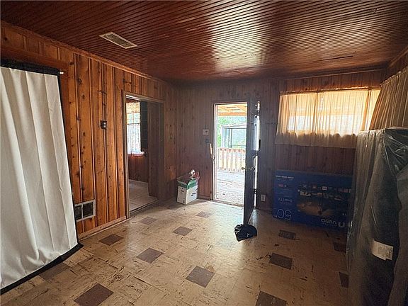 5th image of 2075 Foster Ln